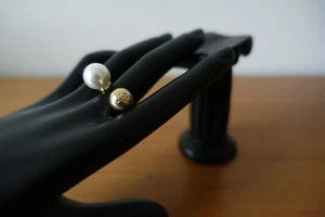 TORY BURCH IN GOLD NEW HAMMERED METAL LOGO BEAD AND PEARL RING. NEW - Picture 1 of 12