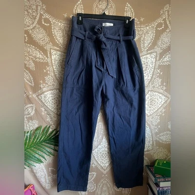 PANTALONES CARGO CITIZEN OF HUMANITY NOELLE CROPPED CINTURÓN ALGODÓN SARGA EN AZUL MARINO Foto 1 de 4