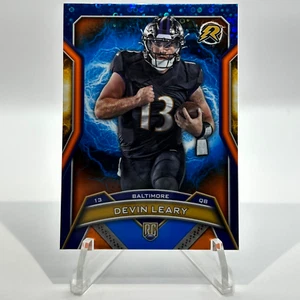 2024 Topps Resurgence DEVIN LEARY #106 RC azul y naranja chispa - Baltimore Ravens - Imagen 1 de 3