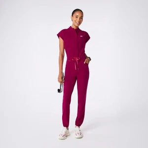 Figs Rafaela Cargo Scrub Jumpsuit in Dark Magenta Pink, Gr. M, Neu mit Etikett - Bild 1 von 11