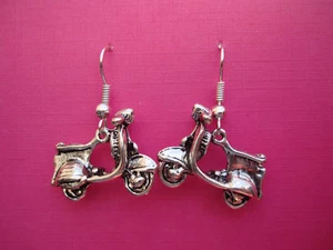 PENDIENTES DE SCOOTER FUNKY RETRO MOTO KITSCH CICLOMOTOR CICLISTA AÑOS 60 MOD ROCK CHICK REINO UNIDO - Imagen 1 de 1