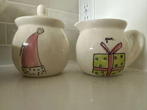 Juego de crema navideña Rae Dunn de Magenta (regala) y tazón de azúcar con tapas (feliz) alegría - Imagen 1 de 9