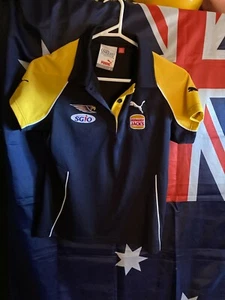 FOOTBALL: PUMA AFL ON-FIELD TEAM GEAR WEST COAST EAGLES SIZE SMALL GOLD AND NAVY - Imagen 1 de 4