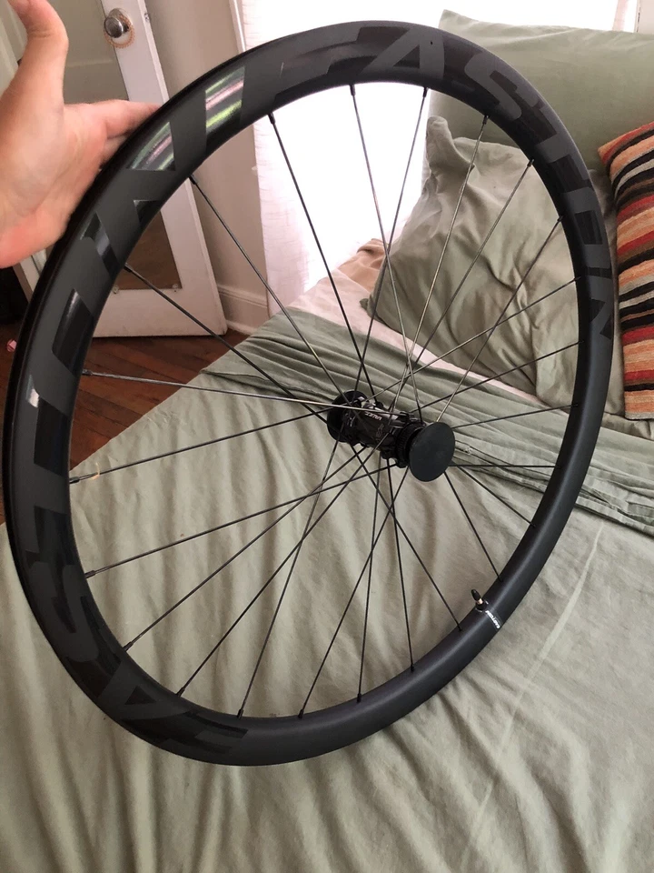 Rueda delantera Easton EC90 SL38 cubierta de carbono freno de disco sin cámara, 12 x 100 Foto 1 de 2
