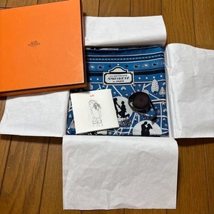 Bufanda de seda HERMES Carre 55 LES NOUVEAUX AMOUREUX DE PARIS etiquetas azules caja sin usar. - Imagen 1 de 3