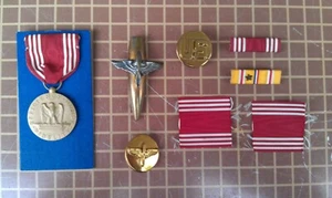 23BB13 SURTIDOS PINES MILITARES, SEGUNDA GUERRA MUNDIAL VINTAGE: BUENA CONDUCTA, AVIACIÓN, ET AL, GC - Imagen 1 de 8
