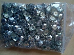 Pailletten Pailetten silber grau metallic glanz 6mm gewölbt f Bilder Nähen  - Bild 1 von 1