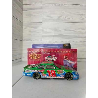 Baterías interestatales Bobby Labonte #18 Muppets 25 aniversario Gran Premio 2002 Foto 1 de 4