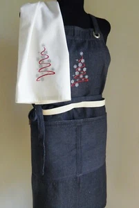 SET GREMBIULE in DENIM blu + STROFINACCIO bianco , ricamati , 100 % cotone - Foto 1 di 5
