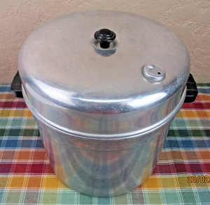 Vtg. 8 Evenflo USA Clear Glass 8oz Baby Bottles w/Caps in Aluminum Bottle Warmer