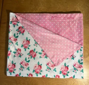 Betsey Johnson rosa weiße Rosen/weiße Tupfen Babydecke 31 x 35 - Bild 1 von 2