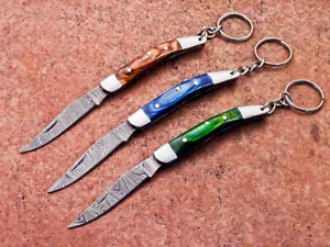 LOTTO DI 3 PEZZI! PORTACHIAVI PIEGHEVOLE TASCABILE LAMA DAMASCATA FATTO A MANO PERSONALIZZATO COLTELLI 9274 - Foto 1 di 9