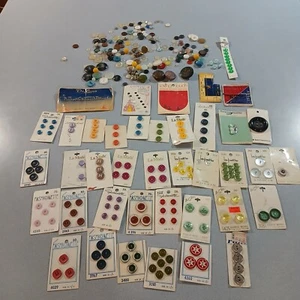 Vtg Buttons Lot LaMode/Fashionette/ La Petite/ Le Chic & ON CARD/LOOSE BUTTONS - Picture 1 of 20