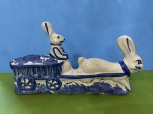 Statuina argilla ceramica artistica stampo caramelle mangia coniglietto arte ceramica firmata blu bianco - Foto 1 di 7
