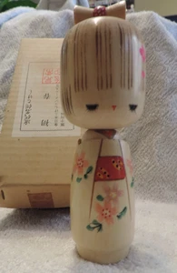 HÖLZERNE KOKESHI JAPANISCHE PUPPE FIGUR IM BLUMENKIMONO 6" MIT SCHLEIFE NEU IM KARTON #2 - Bild 1 von 3