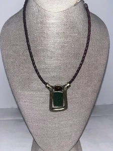 "Collar de cuero llamativo colgante tono dorado Chicos 21""" - Imagen 1 de 5