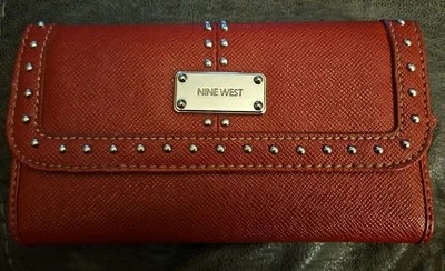 Cartera Nine West roja con tachuelas, chequera, ranuras para tarjetas de crédito (C7) Foto 1 de 4