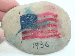 VINTAGE DEPRESSIONSZEIT AMERIKANISCHE FLAGGE GEMÄLDE AUF FELSEN PATRIOTISCHE VOLKSKUNST USA 1936 - Bild 1 von 7
