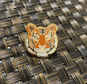 PIN ESMALTE COLECCIONABLE TIGRE DORADO DE COLECCIÓN RARO (DISEÑO DE CARRERA DE ABETO) ¡CANTIDAD! - Imagen 1 de 2
