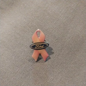 Spilla giacca cappello rosa nastro cancro al seno Ford Automobiles - Foto 1 di 2