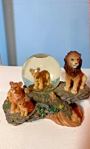 Disney Der König der Löwen 4" Schneekugel Simba Sammelfigur Deko perfektes Geschenk - Bild 1 von 6
