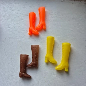 3 Paar Vintage Barbie kniehohe Schnür- und Cowboystiefel braun gelb orange - Bild 1 von 7