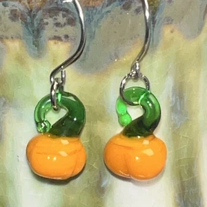 Orecchini pendenti gancio francese zucca vetro lavorato a lume tono argento. Halloween. S291 - Foto 1 di 4