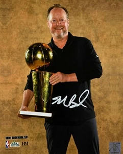 Foto firmada 8x10 #3 AUTO del entrenador campeón de la NBA Milw Bucks Mike Budenholzer - Imagen 1 de 1