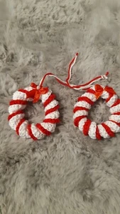 2 liebevoll gehäkelte Kränze Anhänger Weihnachten Baumschmuck rot/weiss - Bild 1 von 3