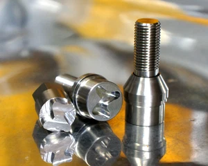 4x Locking 14x1.5 TITANIUM LUG BOLT Floating 60 deg seat - Picture 1 of 7