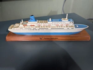 Thompson Celebration Kreuzfahrtschiff Modell Resin Holzsockel - kleiner Schaden - Bild 1 von 7
