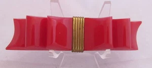 Prendedor de arco largo dimensional rojo cereza Art Deco grueso de baquelita vintage con latón - Imagen 1 de 4