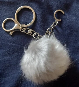 Avon flauschiger Ball Bommel Schlüsselanhänger/Taschenanhänger mit dem Buchstaben C. Brandneu in Tasche  - Bild 1 von 4