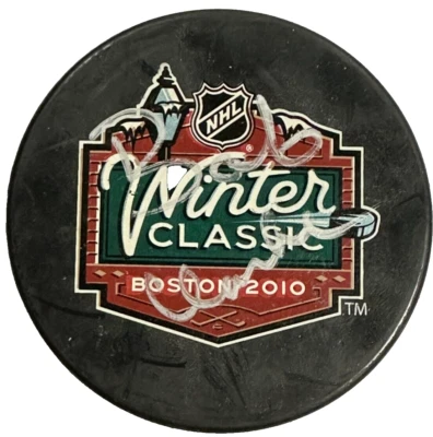 Disco de hockey clásico de invierno de la NHL 2010 autografiado por Bobby Clarke Foto 1 de 3