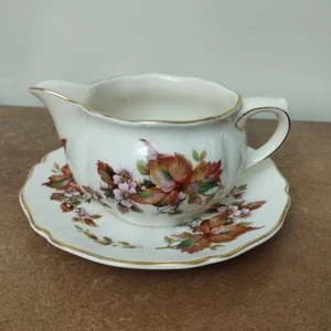 Vintage 1940s, Royal Doulton "Wilton" Gravy Boat and Saucer or Stand, D6226 - Picture 1 of 12