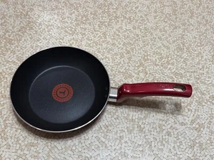 Sartén roja de 8" para utensilios de cocina antiadherentes T-Fal - Imagen 1 de 7
