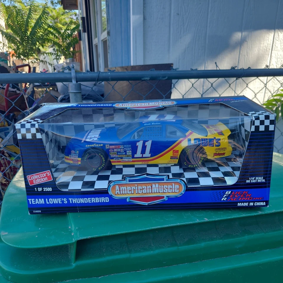 Banco diecast Brett Bodine #11 Team Lowes Ford Thunderbird 1995 Ertl 1/18 Foto 1 de 1