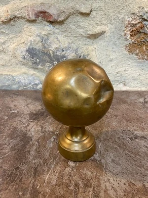 Boule D' Escalier Ancienne en Laiton Vintage Cabossée - Photo 1/4