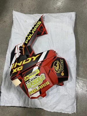 Panel lateral, derecho, rojo indy, con calcomanías - Polaris RMK 800 2014 Foto 1 de 4