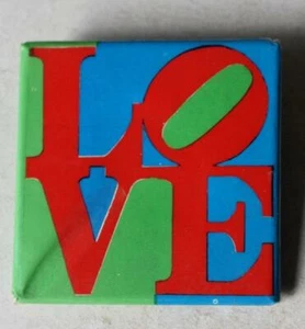 Robert Loves Square LOVE Multi Color Mod Celuloide Pinback Botón NEATO --- - Imagen 1 de 1