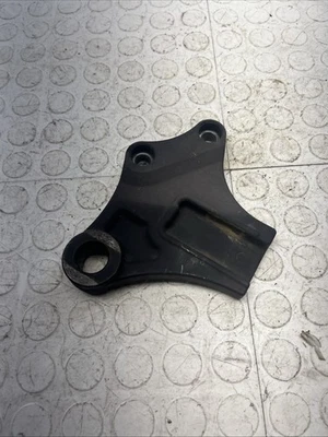 Placa de soporte de pinza de freno trasera Kawasaki 2006-2023 VN900 900 Vulcan OEM Foto 1 de 4