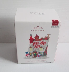Hallmark Keepsake Ornament Merriest House In Town Magic Light & Sound 2018 NUOVO - Foto 1 di 5