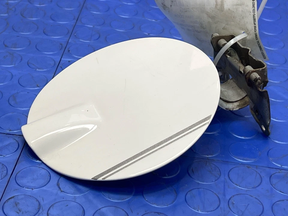 04-12 Chevy Colorado GMC Canyon 5' plataforma puerta de llenado de combustible aleta de gas blanco 50U OEM Foto 1 de 4