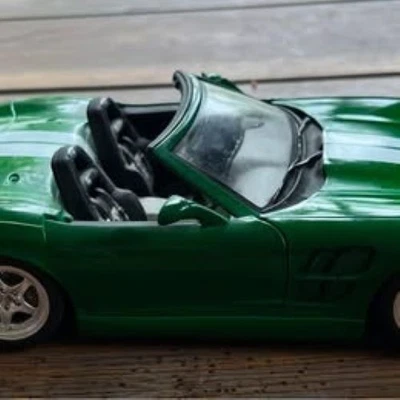 Modelo de coche deportivo vintage verde Shelby serie uno modelo 1999 diecast 1:18 Bburago Foto 1 de 4