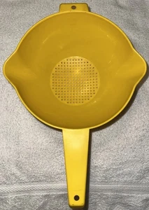 Tupperware 2 Qt. Colander 1523 Strainer Yellow 2 Spouts USA 8 x 4 Handle Vintage - Picture 1 of 6