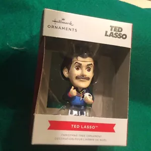 Hallmark Ted Lasso Box Árbol de Navidad Adorno 2023 Bola de Fútbol Silbato Pulgar hacia arriba - Imagen 1 de 7