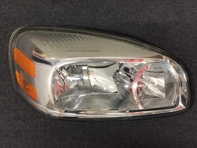 2005 Saturn Relay Front Right Headlight OEM 15249999 TWO-411953 263 648 - Image 1 of 4