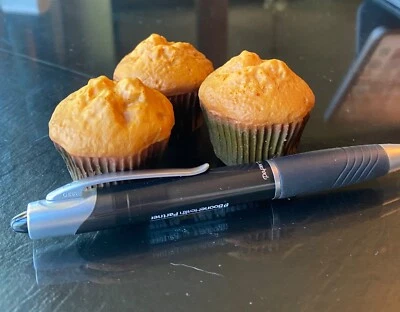 Imitación artificial comida falsa pastelería panadería tienda exhibición magdalenas miniatura tamaño bocado Foto 1 de 4