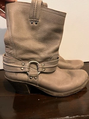 Женские серые сапоги Frye шагреневая кожа до середины икры с ремешком с пряжкой размер 10 - Изображение 1 из 4