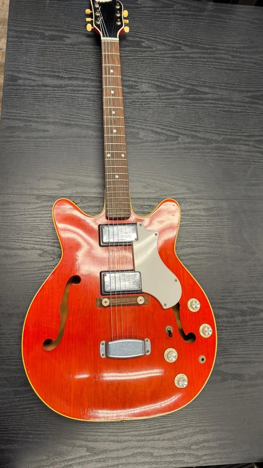 Vintage 1960’s Supro Clermont Electric Guitar excellent condition.  - Image 1 of 4